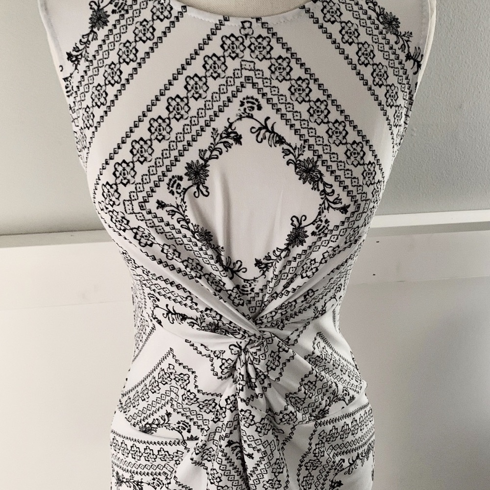 DKNY SLEEVELESS WHITE AND BLACK BLOUSE Size Small NEW WITH TAGS. Versatile looks